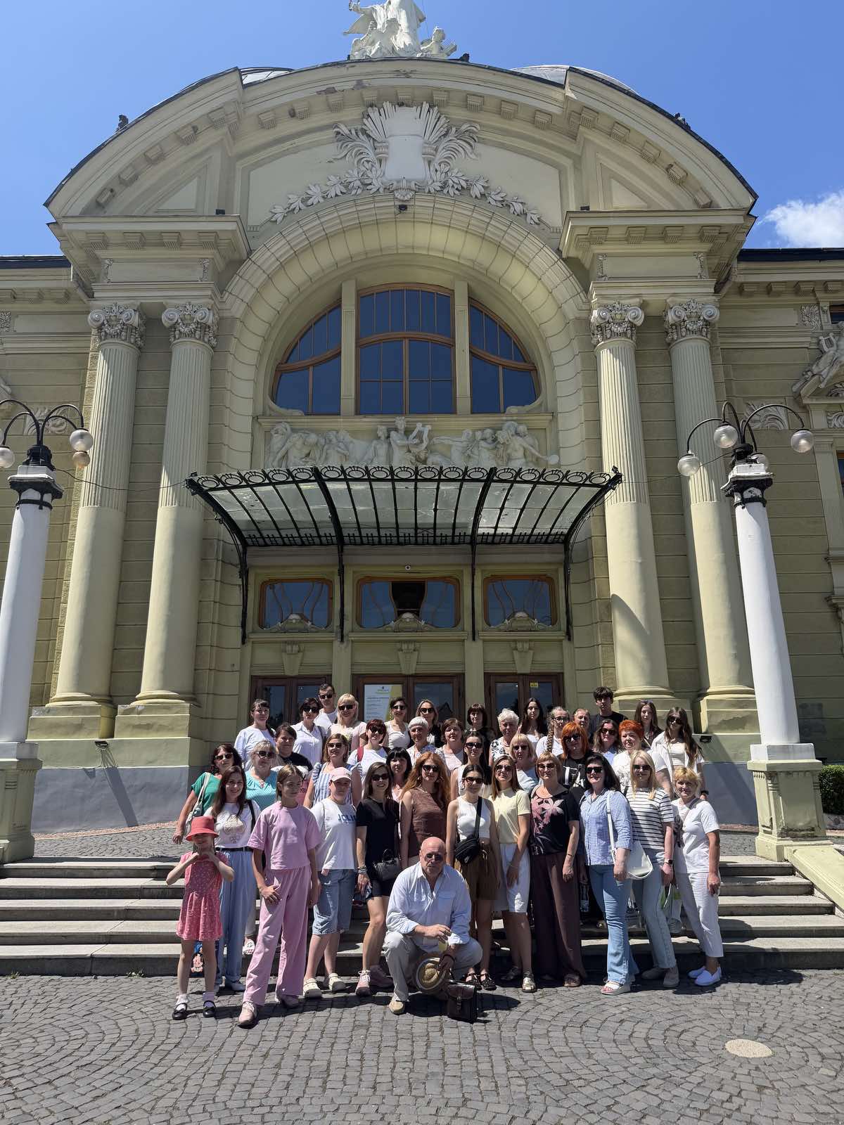 Нещодавно колектив ППОКНП ОДКЛІФОР здійснили захопливу подорож до чарівного міста Чернівці — одного з найкрасивіших культурних центрів України.